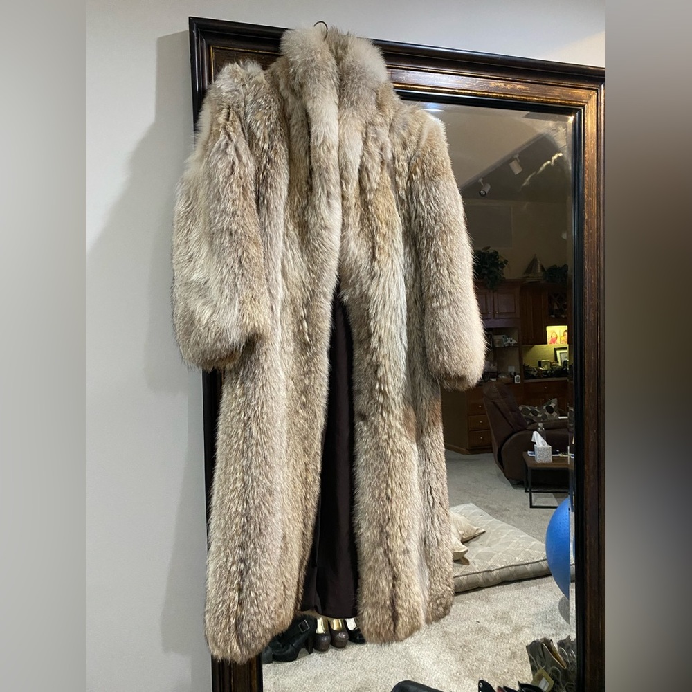 Brand new never worn custom full length Fox fur coat lined size 8